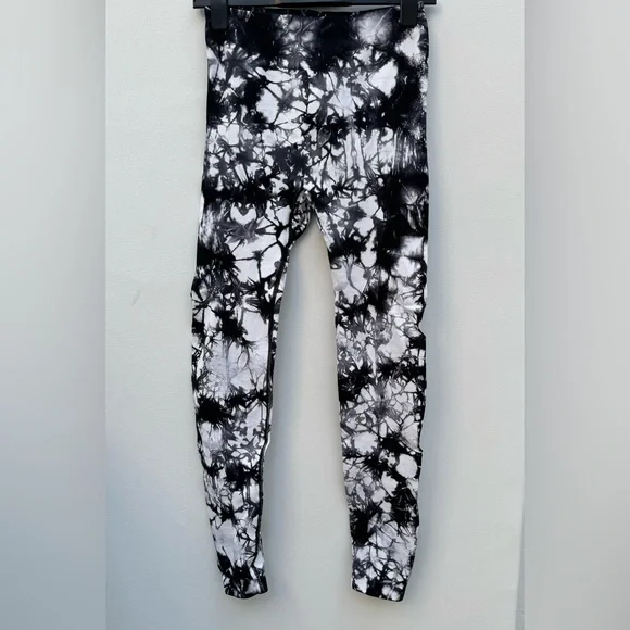 Peach leggings with compression at waist and sides. Size M. Black & white marble - Picture 1 of 7